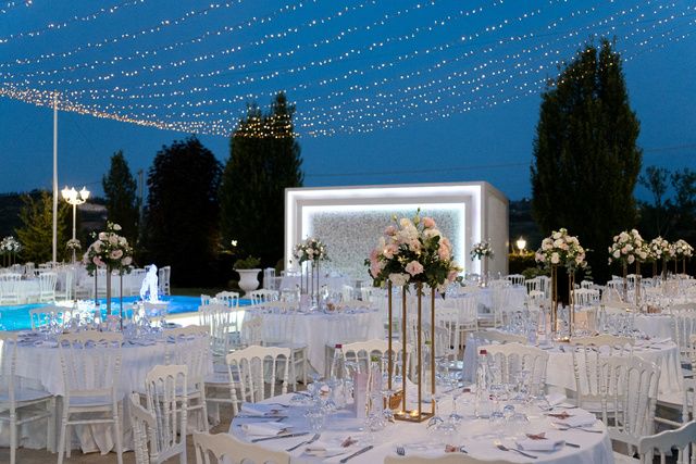 Cena a bordo piscina sotto le luci